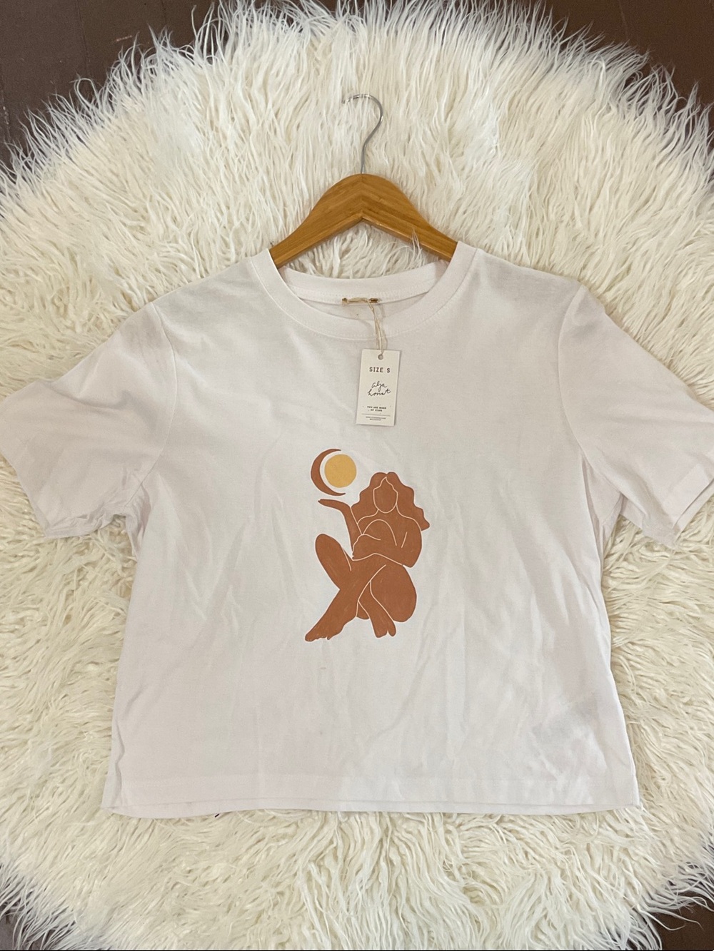 Women’s White Short Sleeve Graphic Tee with Earth-Tone Figure
